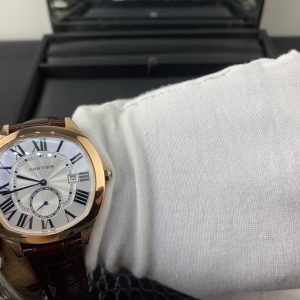 Alternative view of Royal Real Shots The Cartier DRIVE DE CARTIER men's watch collection embodies avant-garde simplicity with depth. Its small seconds design—where the seconds hand is displayed on a separate sub-dial, separating hours and minutes from seconds—enriches the dial with a fresh, distinctive charm that breathes new life into traditional timepieces.